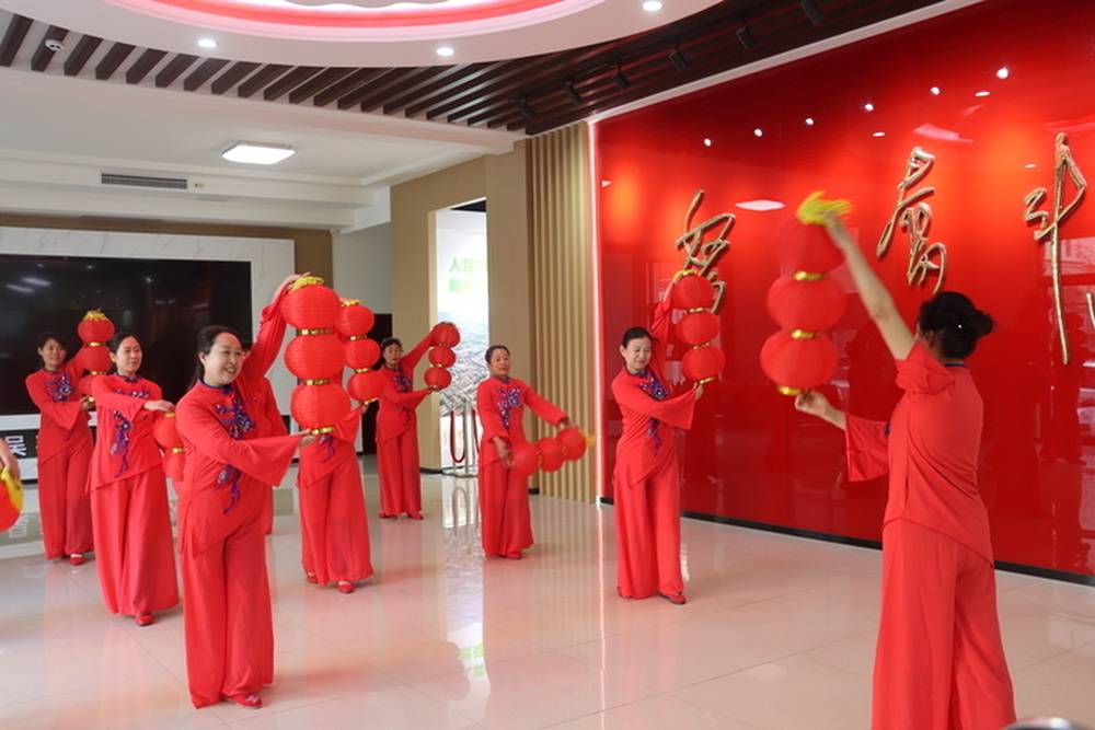 六旬老人義務帶隊起舞 吳花園社羣這支舞蹈隊舞出鄰里溫情