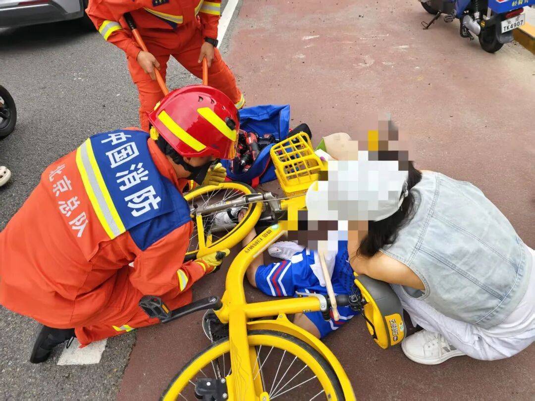 孩童腳踝卡共享單車輪轂，信達中心小型站消防員快速破拆暖心救援