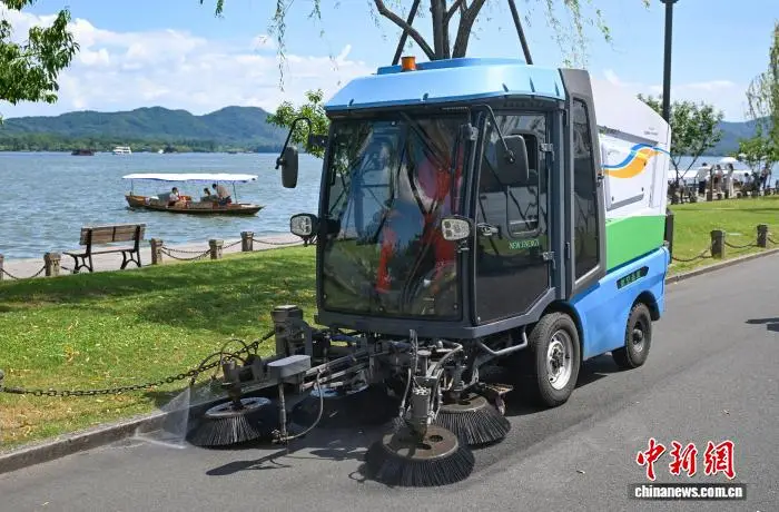 江南三伏天 杭州科技裝備為戶外環衛工“頂班”彰顯科技溫度
