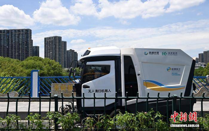 江南三伏天 杭州科技裝備為戶外環衛工“頂班”彰顯科技溫度