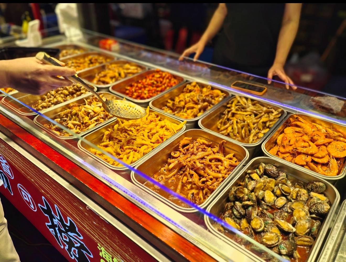 無門店無裝修，地攤為什麼賣得比商場更貴？