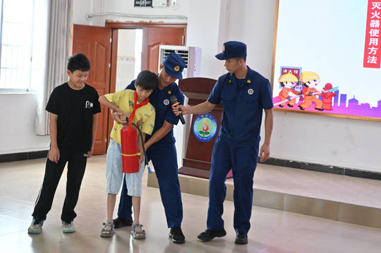 鐘山縣消防救援局深入鄉村小學築牢暑期安全防線