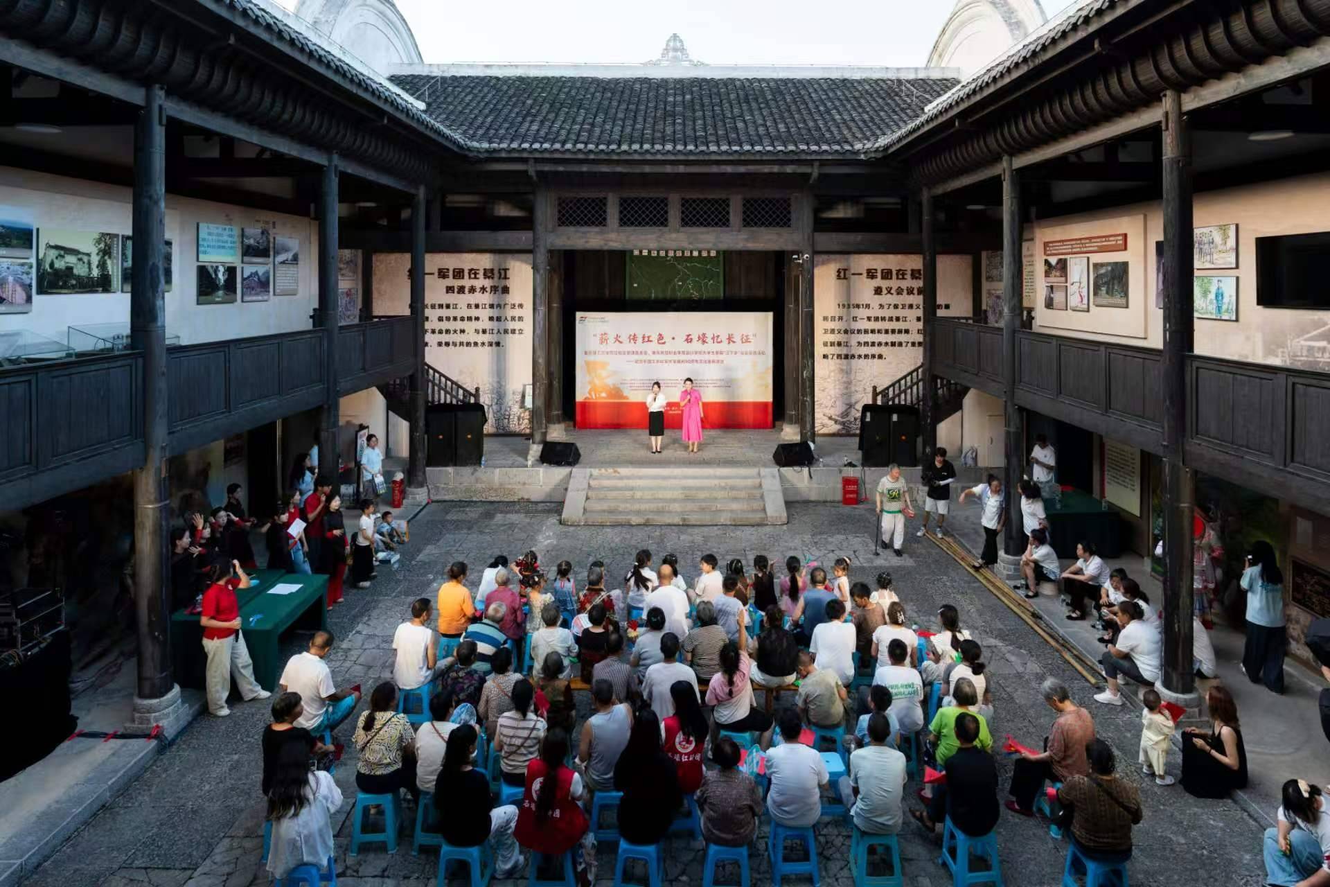 重慶理工大學聯動多方在石壕鎮舉辦文藝匯演
