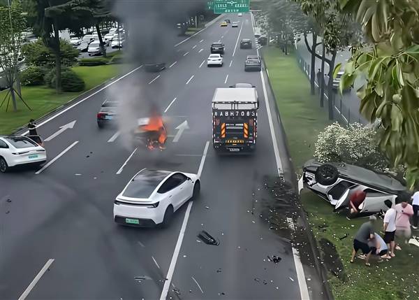 綠牌新能源油路被撞破 成都一汽車被追尾瞬間騰起大火