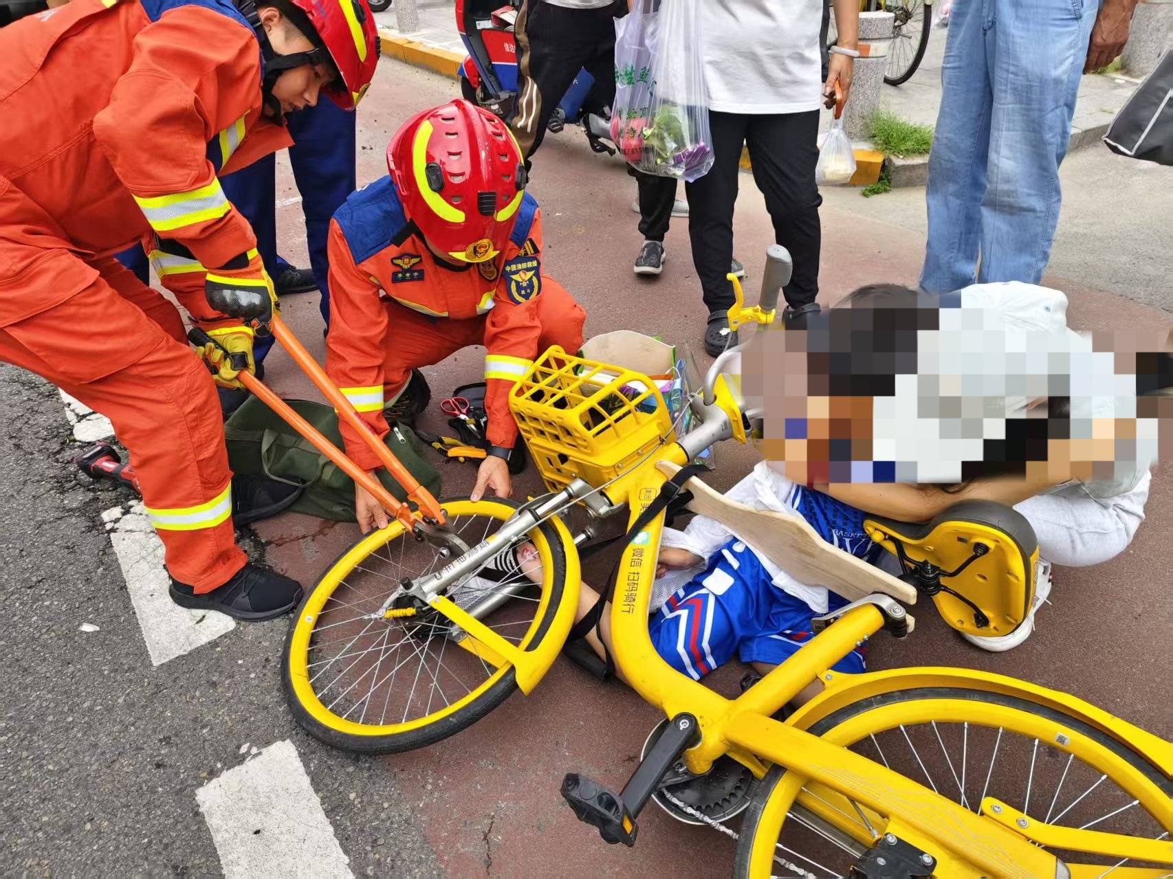 孩童腳踝卡共享單車輪轂，消防員快速破拆救援