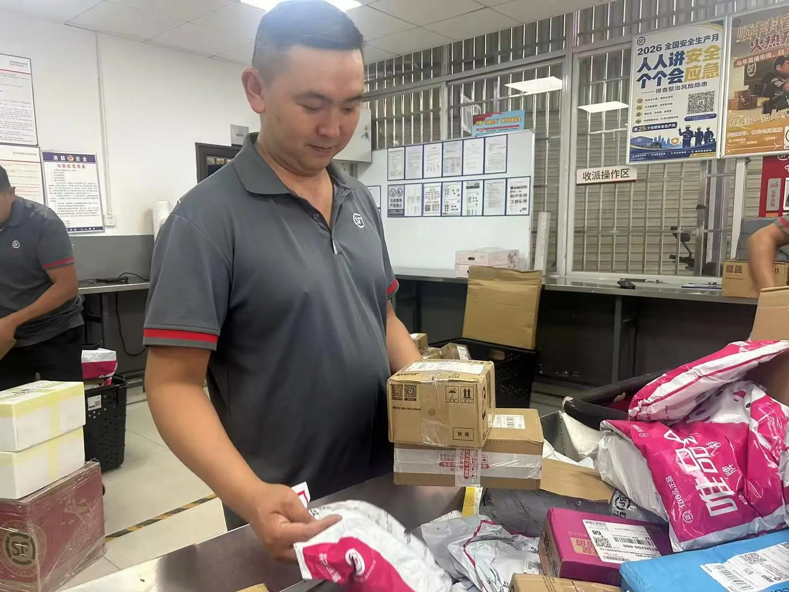 保山兩位“快遞俠”獲評全省“百佳典型”