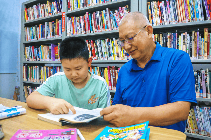 南陽市社旗縣：圖書館裡“充電”忙
