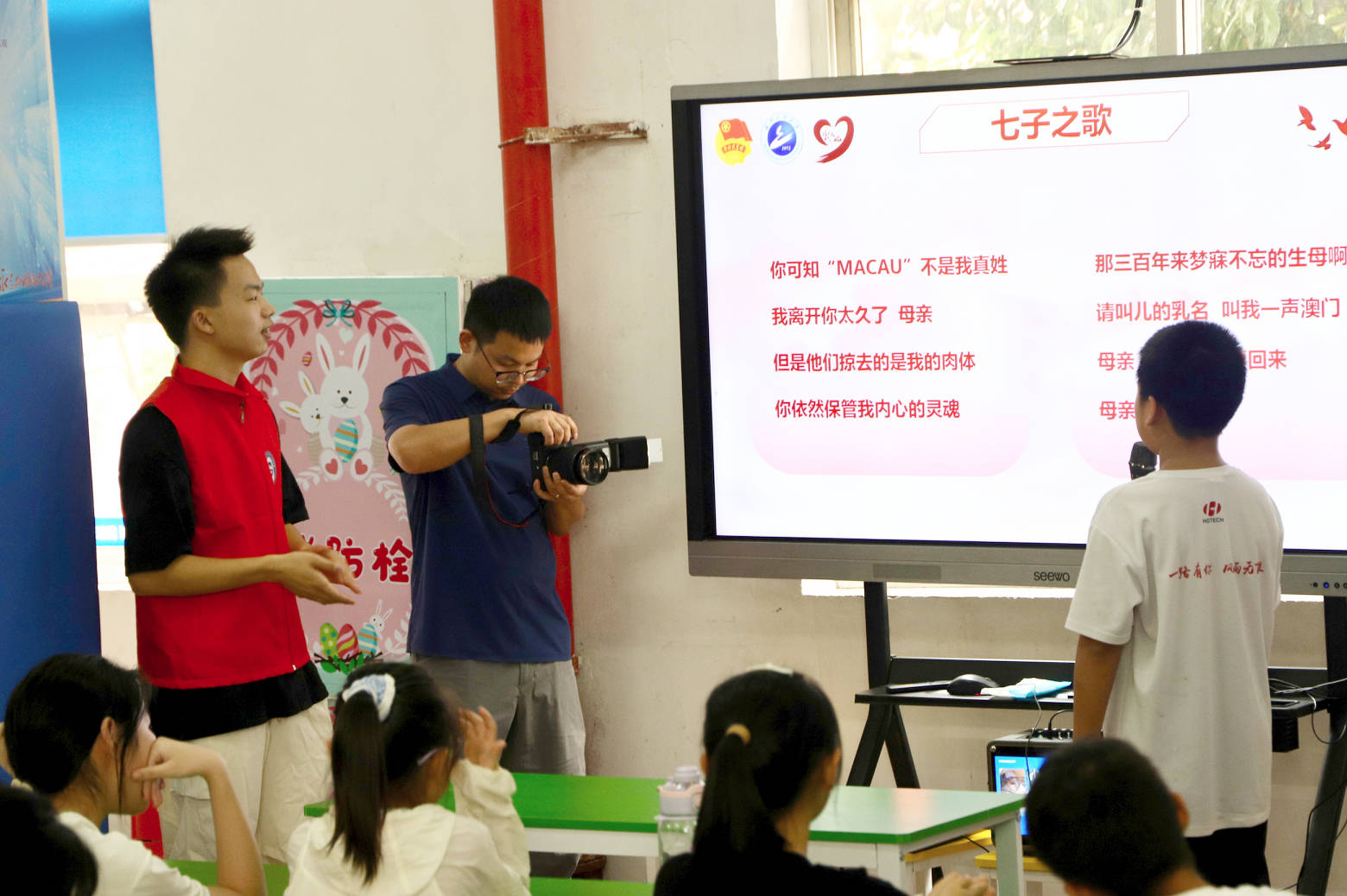 童聲嘹亮唱響《強軍戰歌》，大學生志願者的這堂“紅色託管課”在孩子心中種下萬里河山