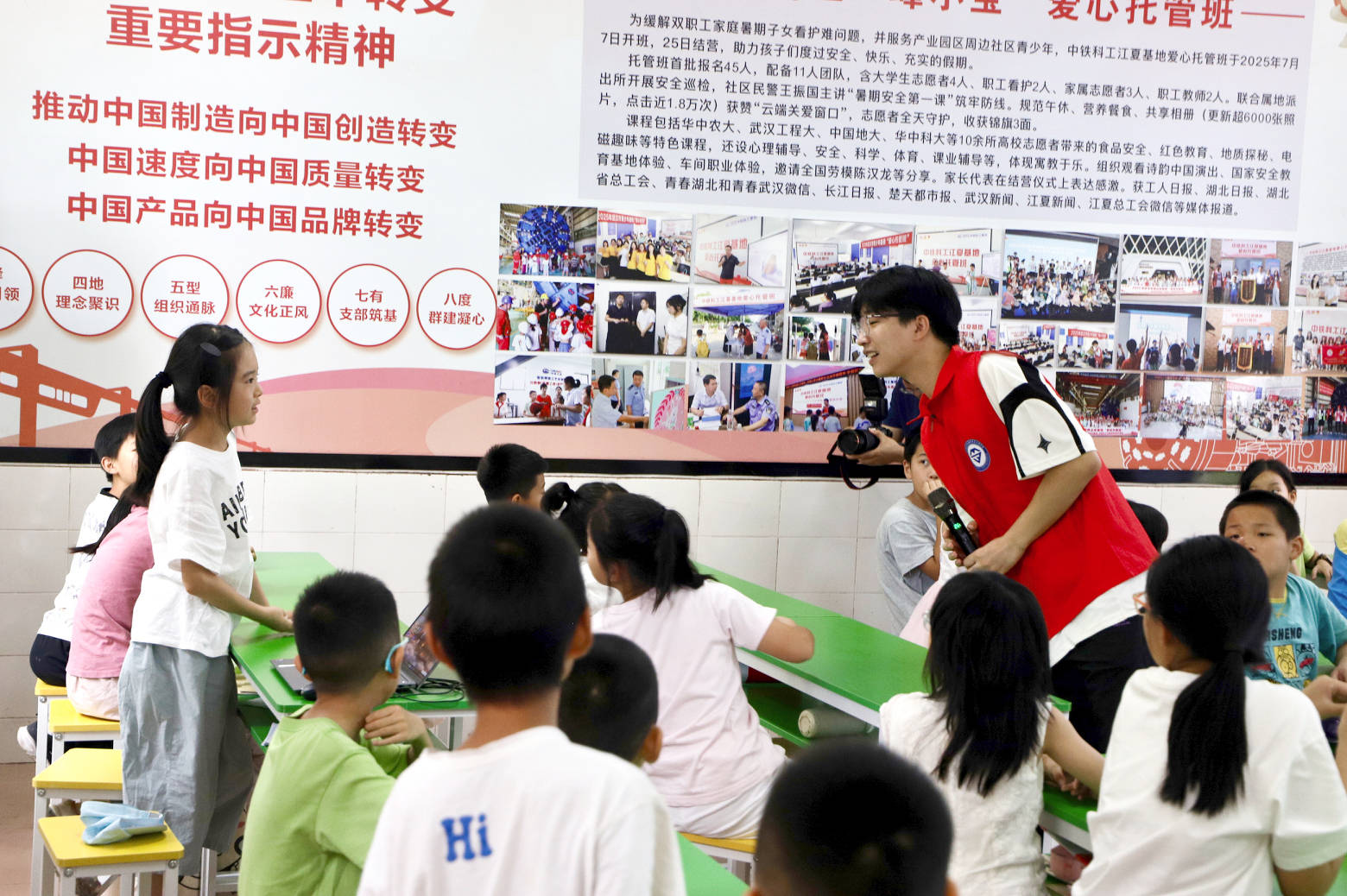 童聲嘹亮唱響《強軍戰歌》，大學生志願者的這堂“紅色託管課”在孩子心中種下萬里河山