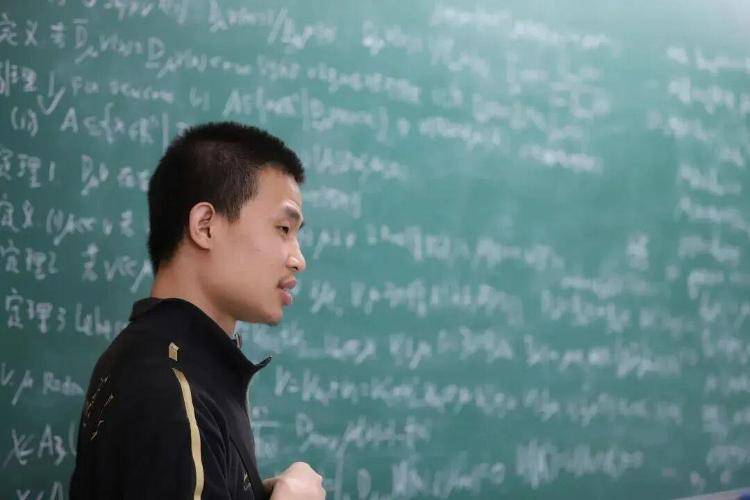 韋東奕賬號櫥窗上架“小學數學練習冊”，銷量已破8000件