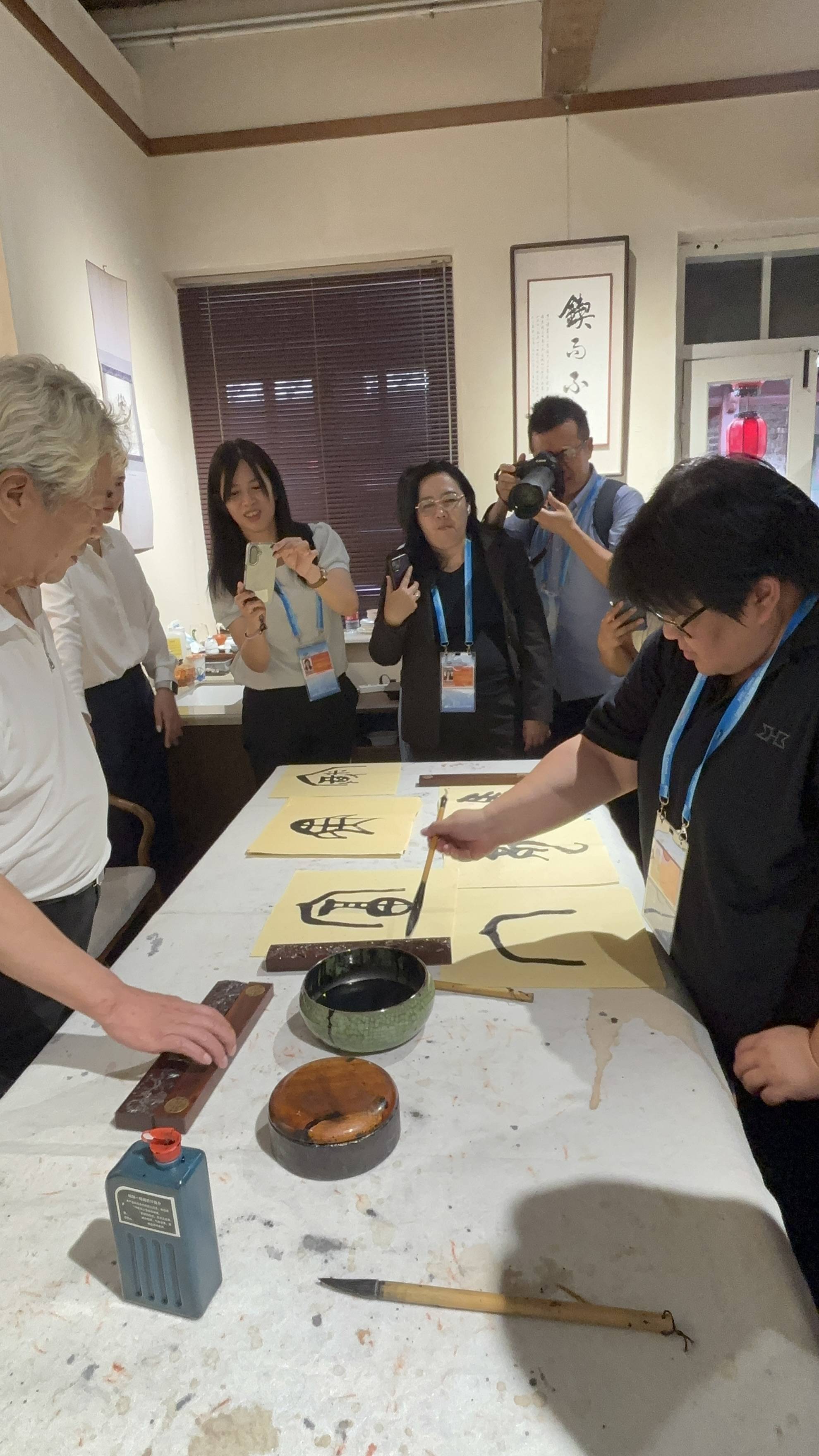 APEC嘉賓大連東關街體驗書法魅力