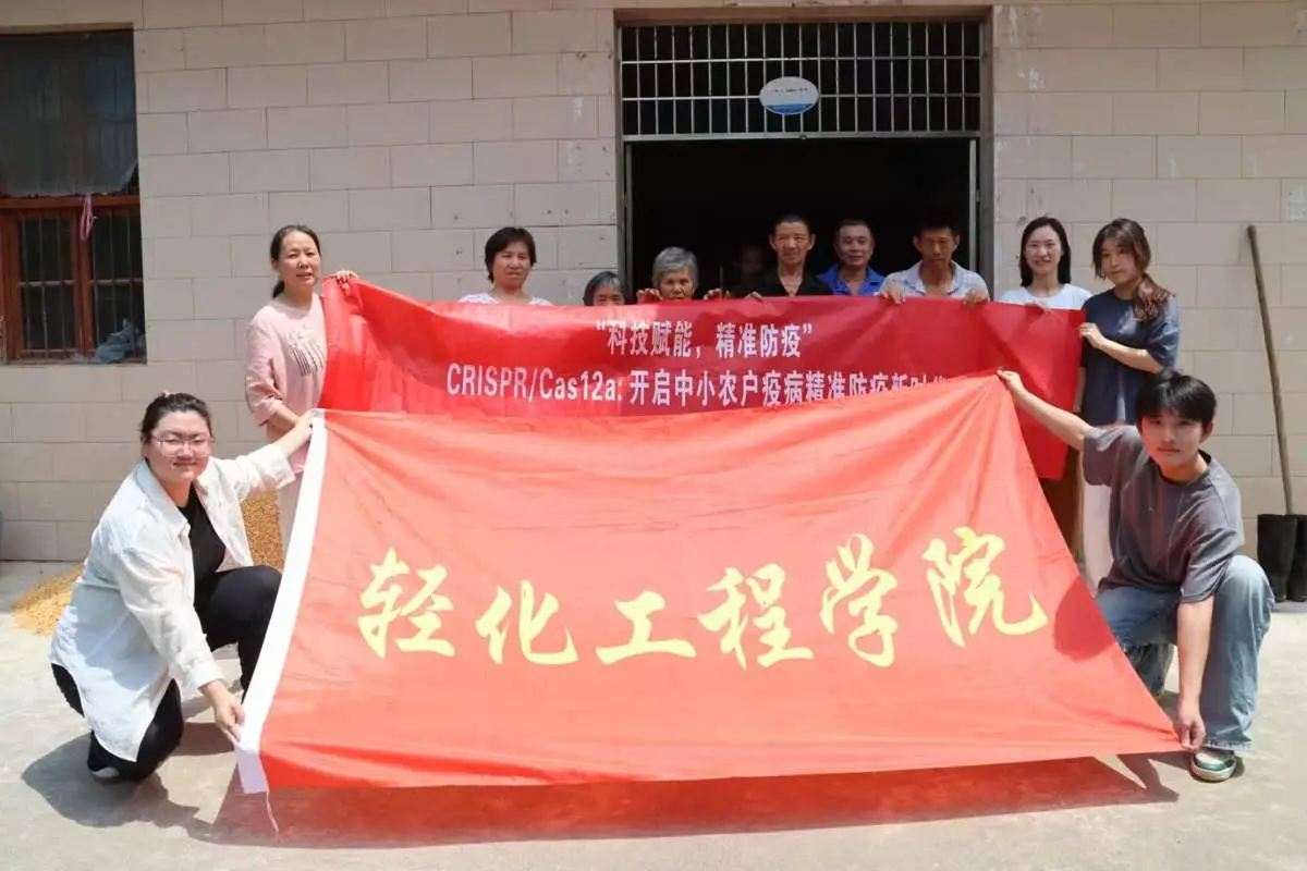 蹲守養殖場研究豬病毒監測，高職男生第一署名發表SCI論文