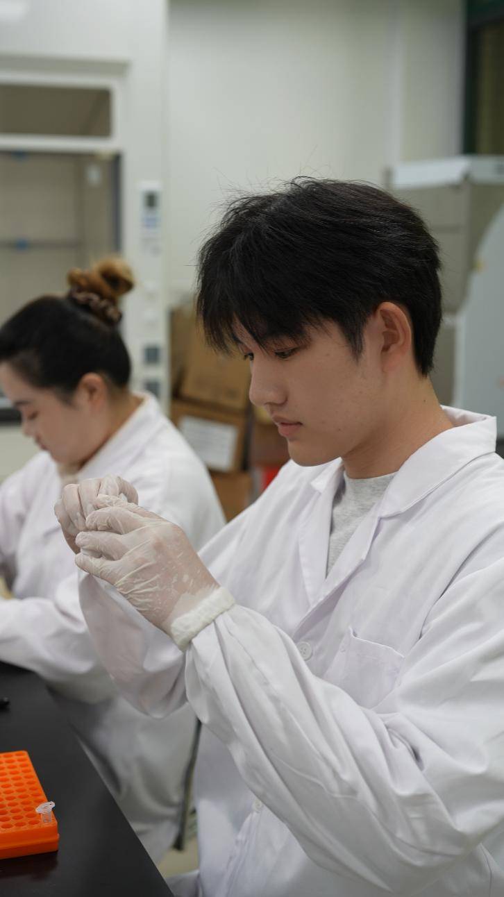 蹲守養殖場研究豬病毒監測，高職男生第一署名發表SCI論文