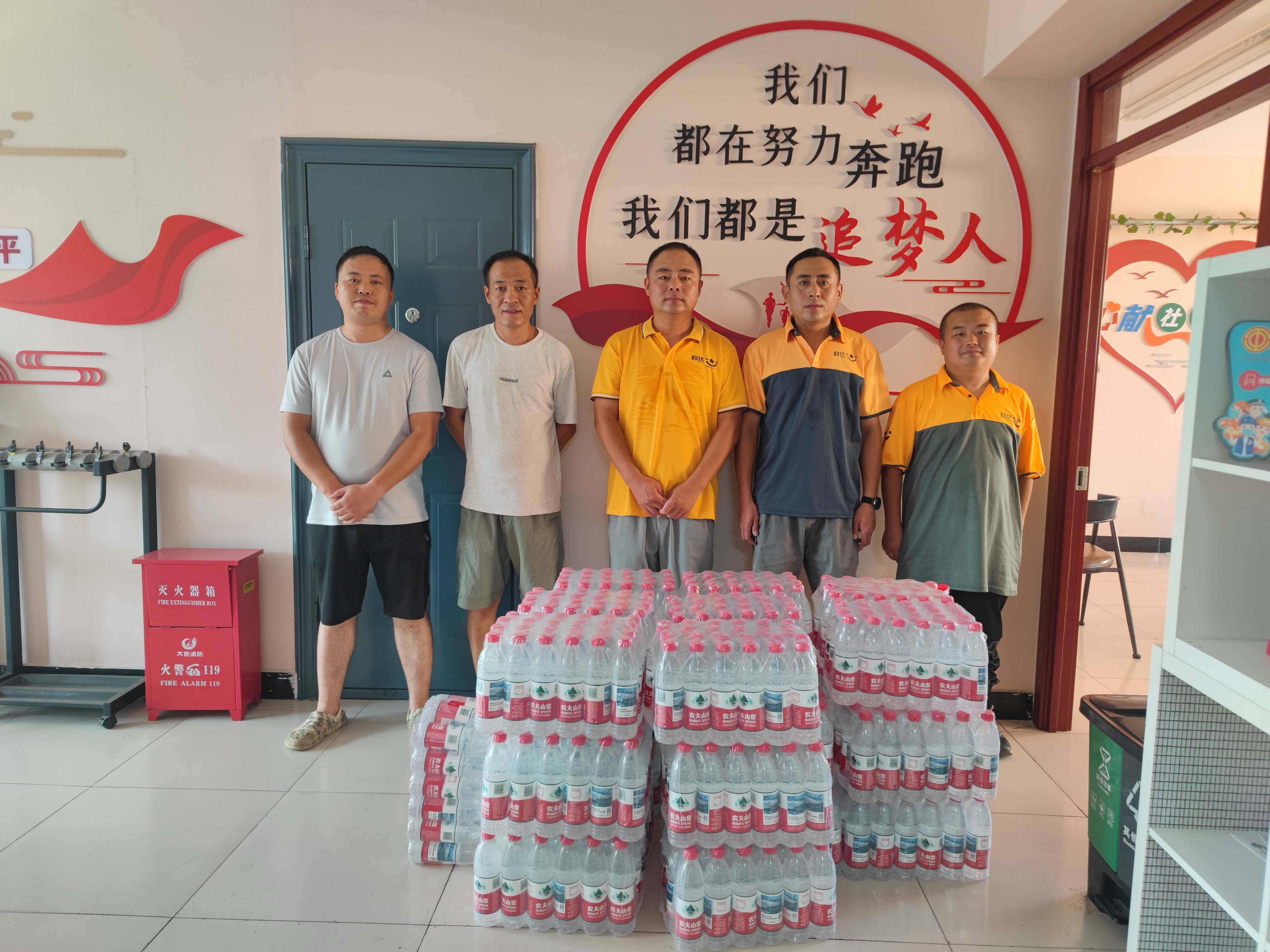 昌平快遞小哥6000瓶礦泉水為“共享冰箱”續清涼