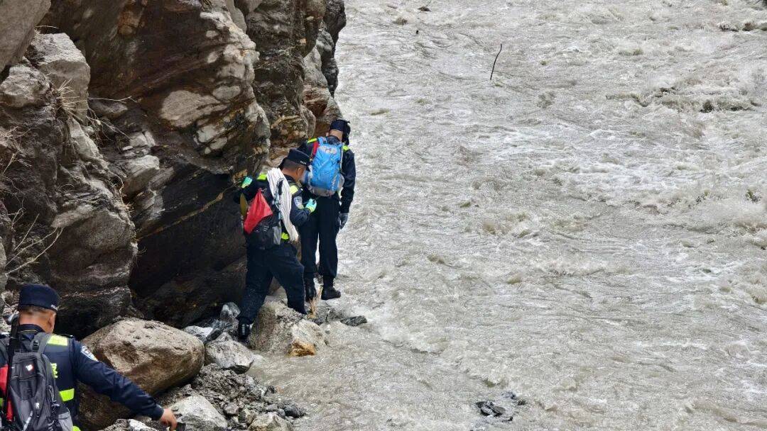 國家移民管理局組建18人搶險救援突擊隊，向吉隆口岸受災核心區挺進