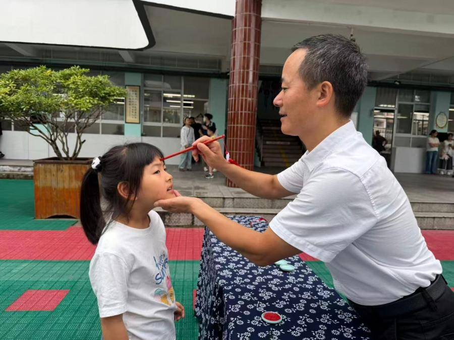 屯溪柏樹小學舉行一年級新生入學禮