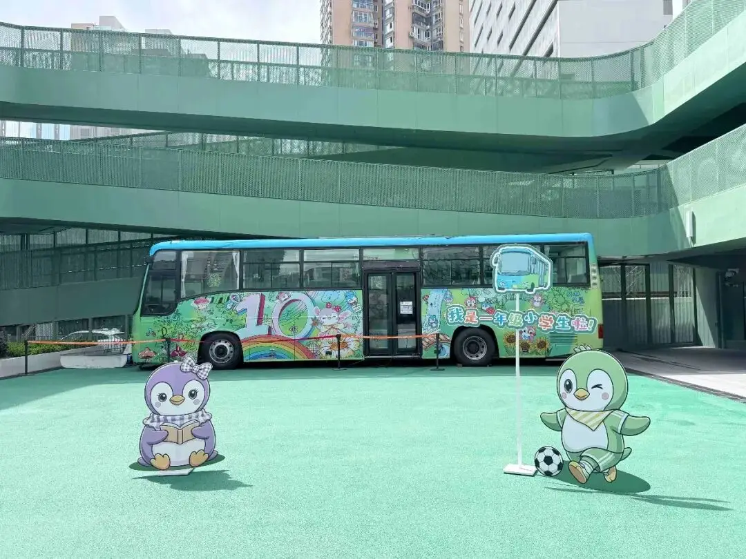 凌晨4點，一輛大巴被吊進小學校園！上海120歲名校搬家，孩子們將老城廂的記憶認真“打包”，帶去下一段旅程
