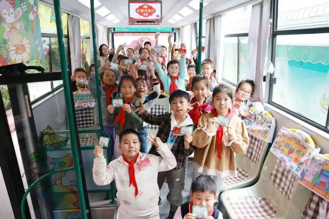 凌晨4點，一輛大巴被吊進小學校園！上海120歲名校搬家，孩子們將老城廂的記憶認真“打包”，帶去下一段旅程