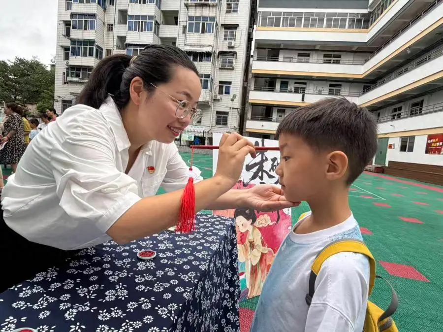 屯溪柏樹小學舉行一年級新生入學禮