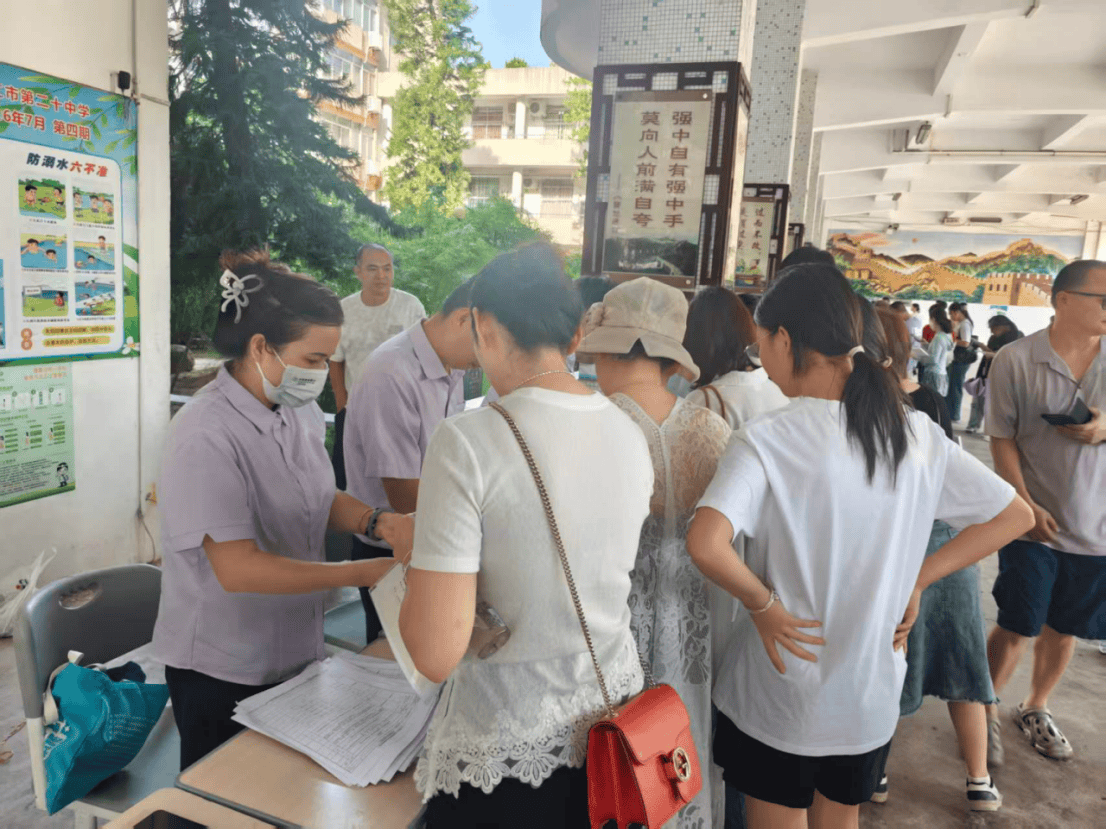 農行湛江霞山支行走進中學開展普惠金融服務