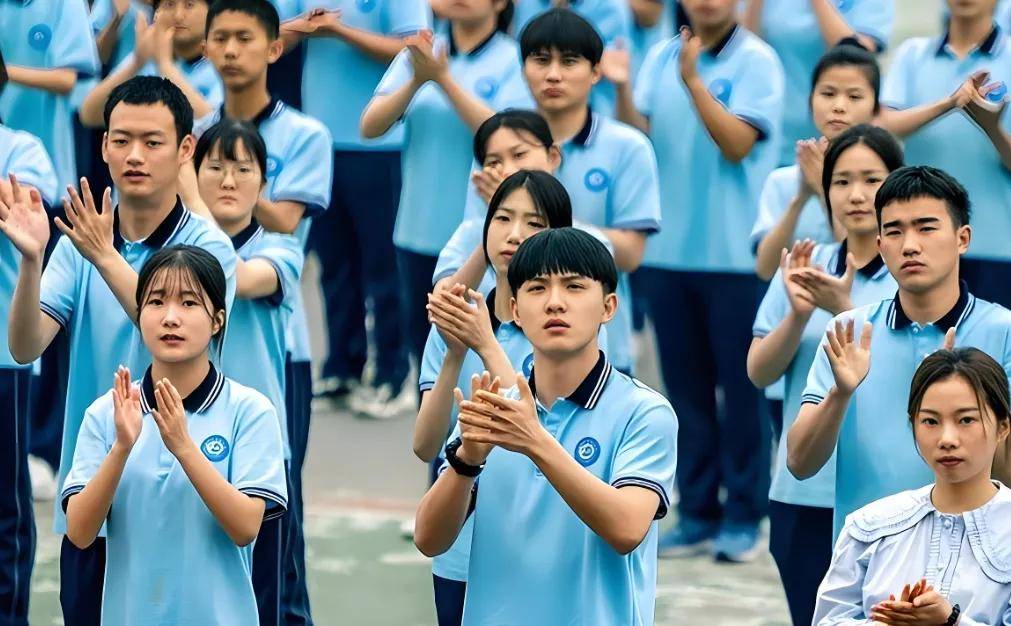 多地小學老師過剩，轉去教初中！我國小學在校生2023年已達峰，小學教師一年減少13.19萬人