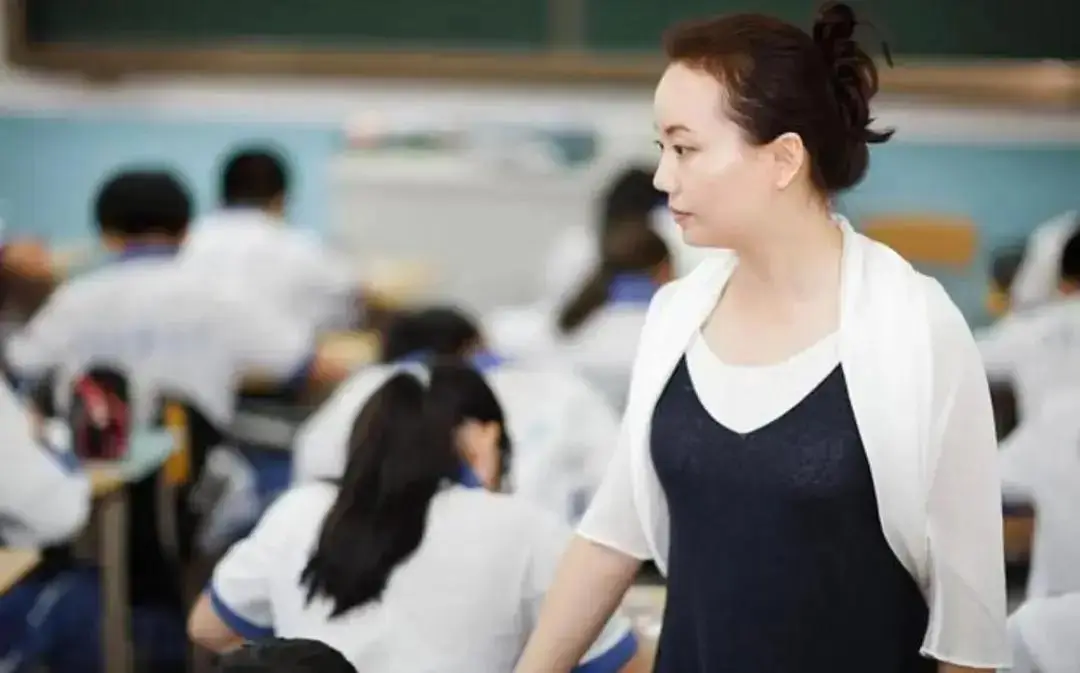 原創小學老師教的了嗎？多地小學老師轉教初中，網友：再過幾年，初中老師去教高中