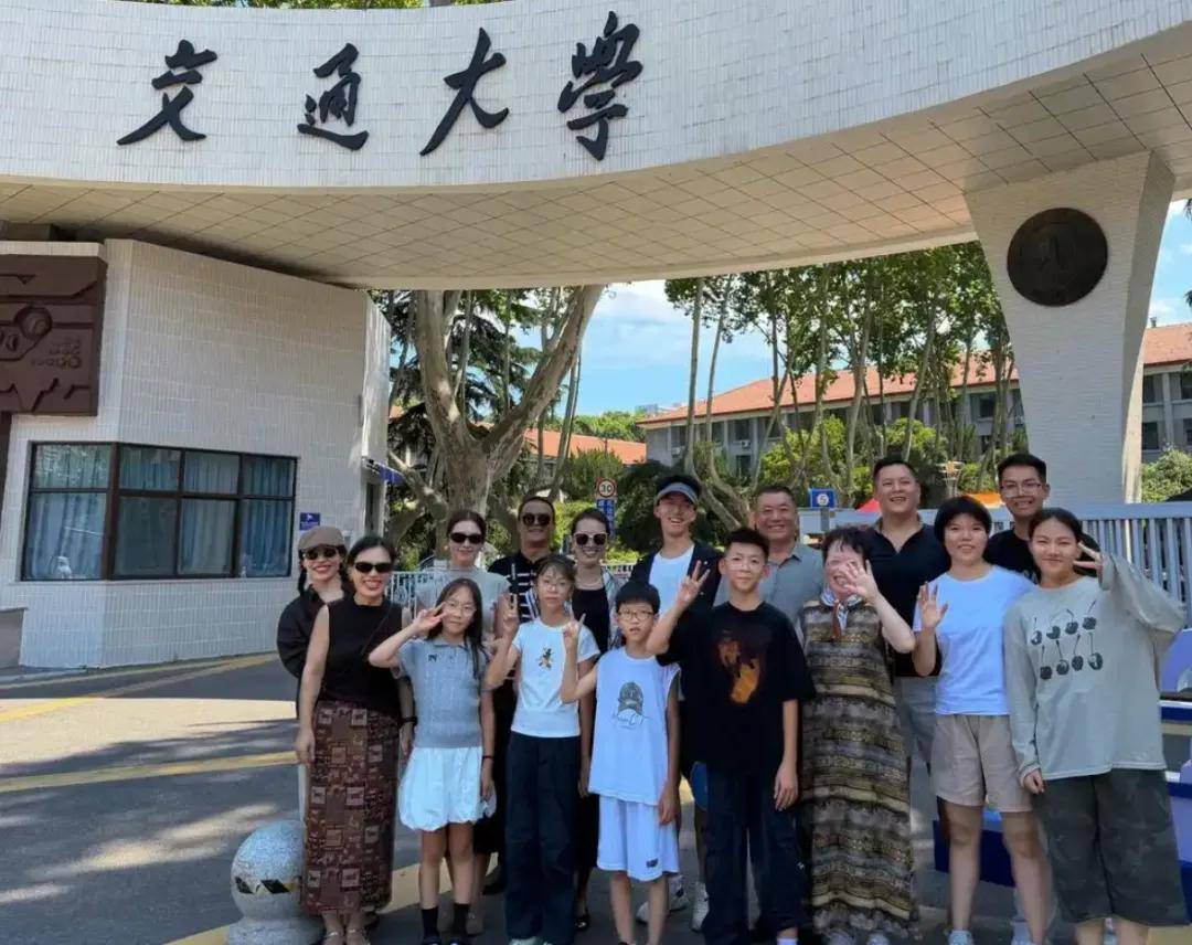 原創跨越千里，一家16口包中巴送新生去西安交通大學上學，母親稱下一代首個大學生