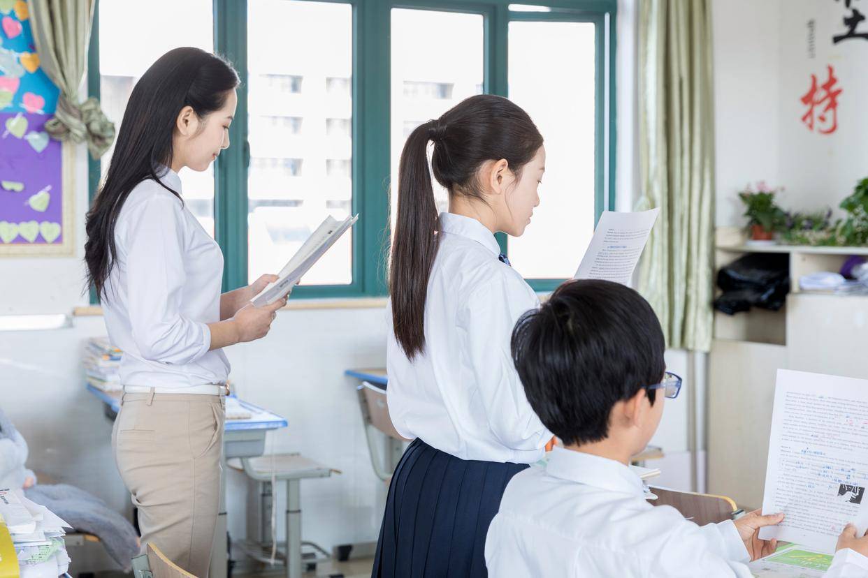 原創小學老師教的了嗎？多地小學老師轉教初中，網友：再過幾年，初中老師去教高中
