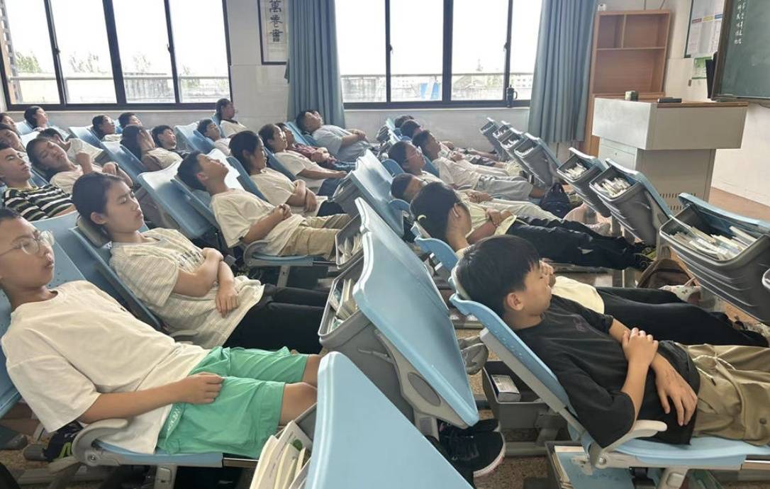 紹興柯橋馬鞍中學上新1000套“午睡神器”學生告別趴著睡