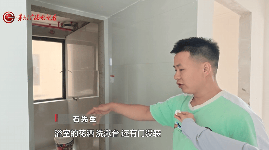 “說送裝修，實際每平多花800元！”貴陽多名業主新房裝修突然停工，公司稱是正常進度，監工卻說款沒打完