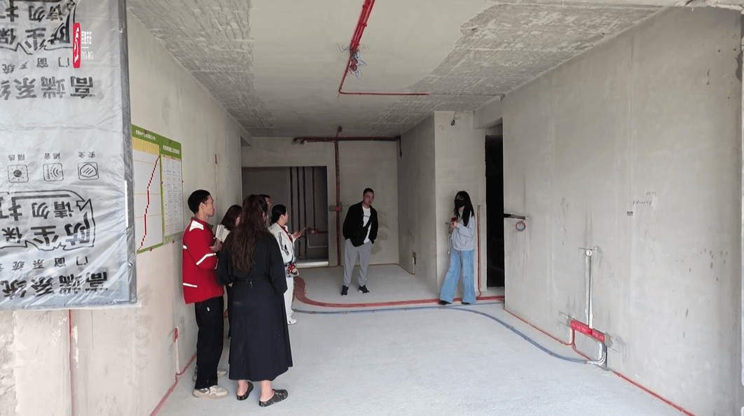 “說送裝修，實際每平多花800元！”貴陽多名業主新房裝修突然停工，公司稱是正常進度，監工卻說款沒打完