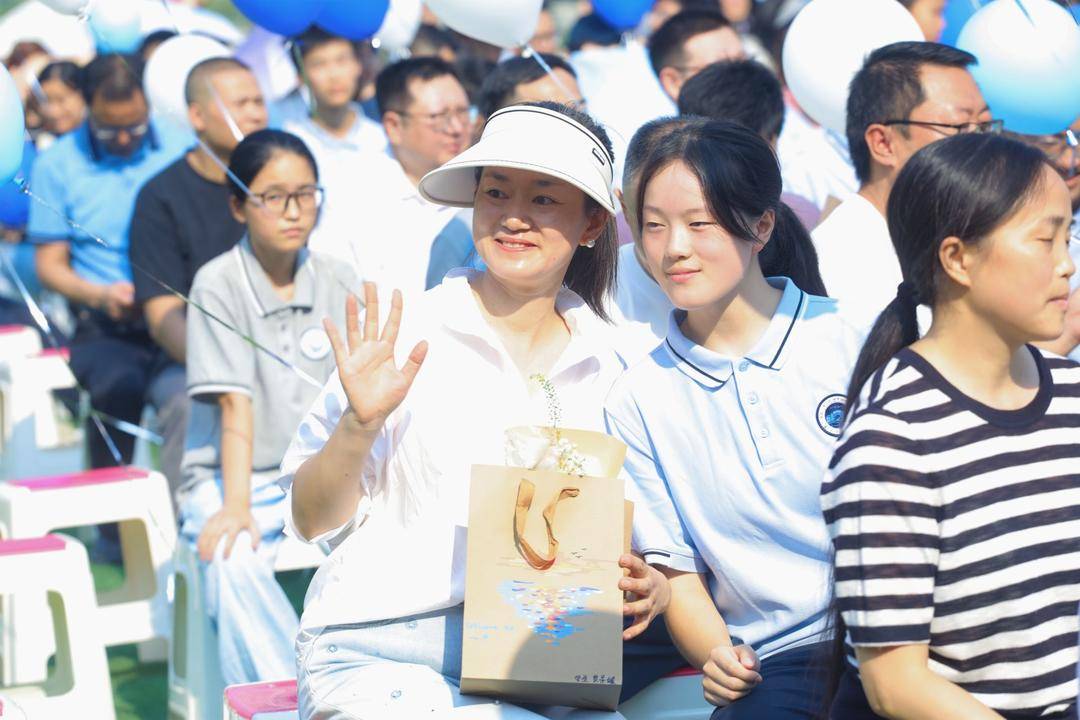 新生入學禮上宣佈：成都市科技中學（成都二中鳳凰校區）科創資源面向全市開放