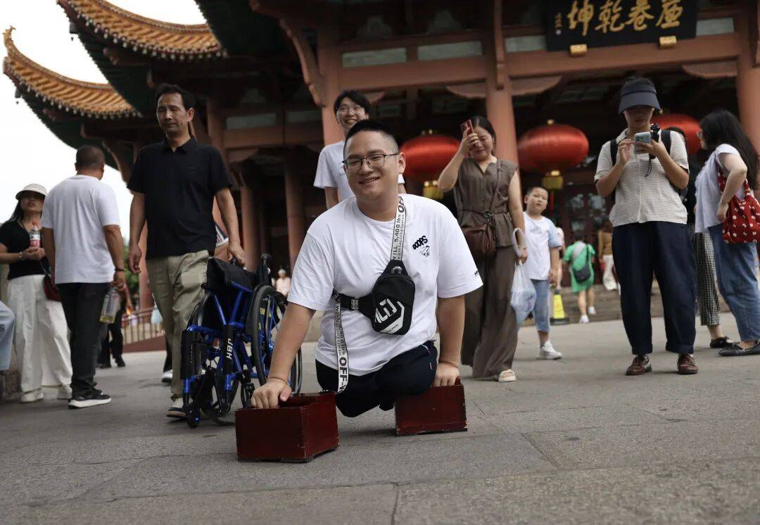 兩人都因車禍失去雙腿，方宇翔（湖北大學本科生）、鄧元佳（湖北大學研究生），剛剛登頂！