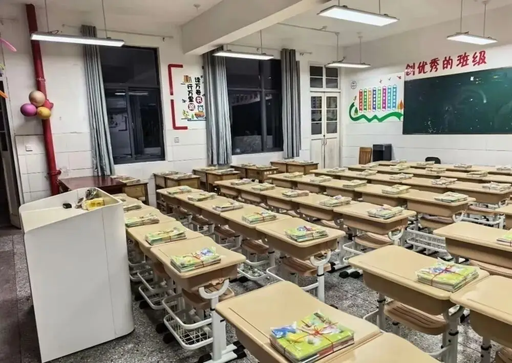 江蘇東海縣一小學家長自費更換桌椅引熱議，校方回應