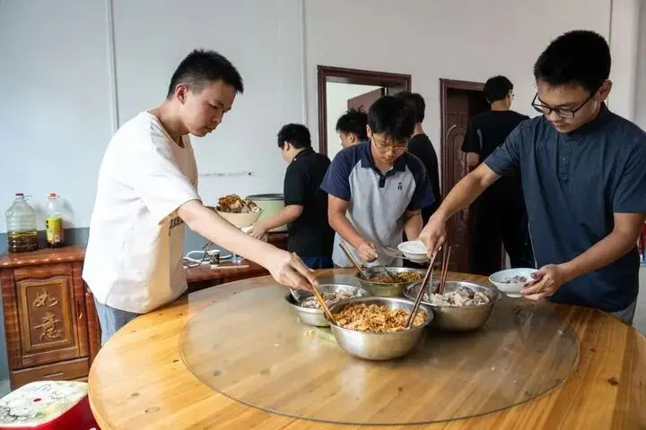 “8個雞蛋”少年賀永輝，上大學前先當了“賀老師”