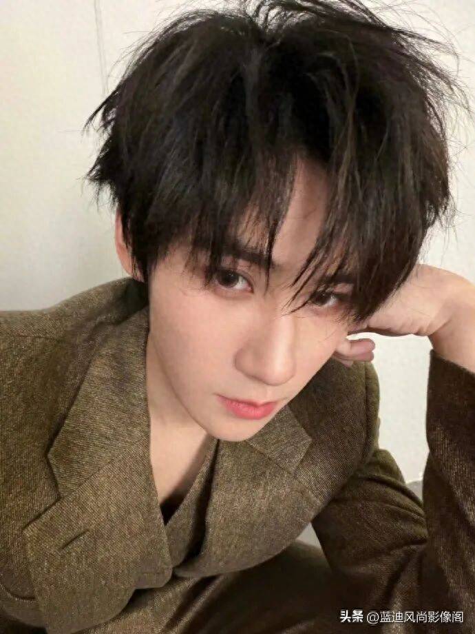 原創張真源這身：同一套衣服，雨夜大片他是貨架，手機花絮他活了