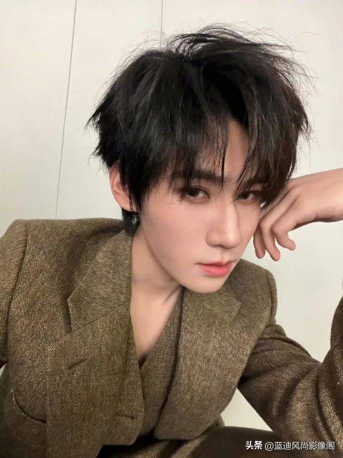 原創張真源這身：同一套衣服，雨夜大片他是貨架，手機花絮他活了
