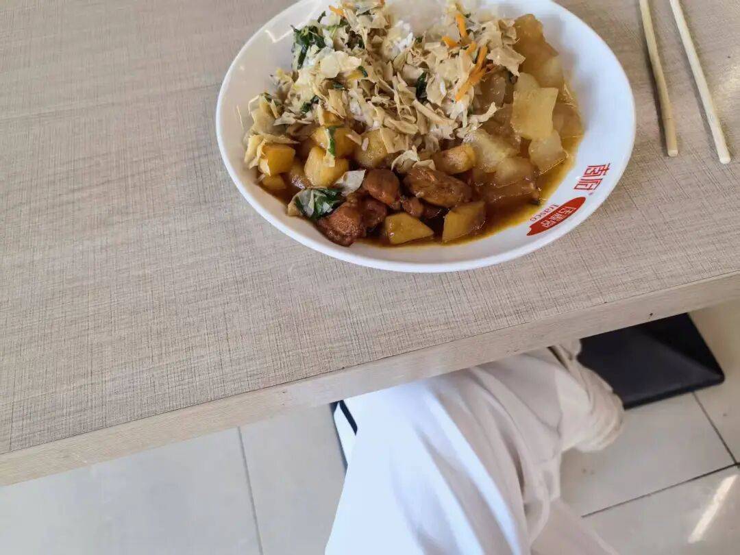 大學生一個月1500元生活費夠嗎？小葉親自來大學食堂吃飯，說說我的看法
