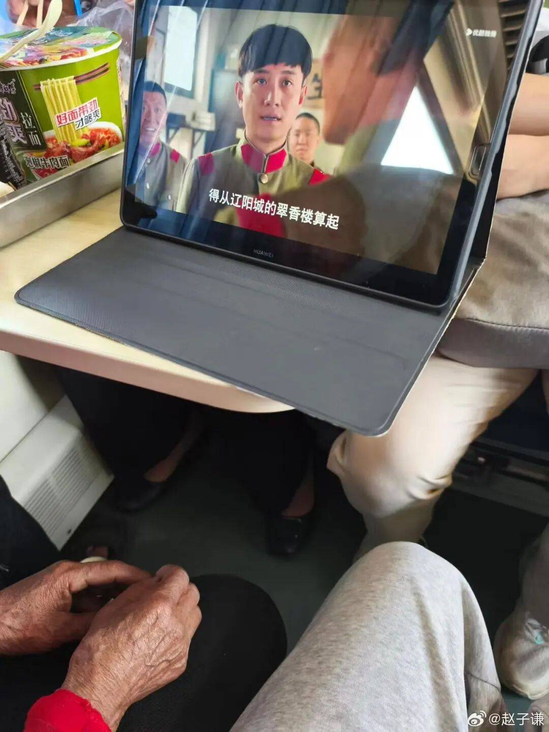 “買的快遞全部暴露特效把我當場震驚…？”哈哈哈快遞公司你們可老有梗了！