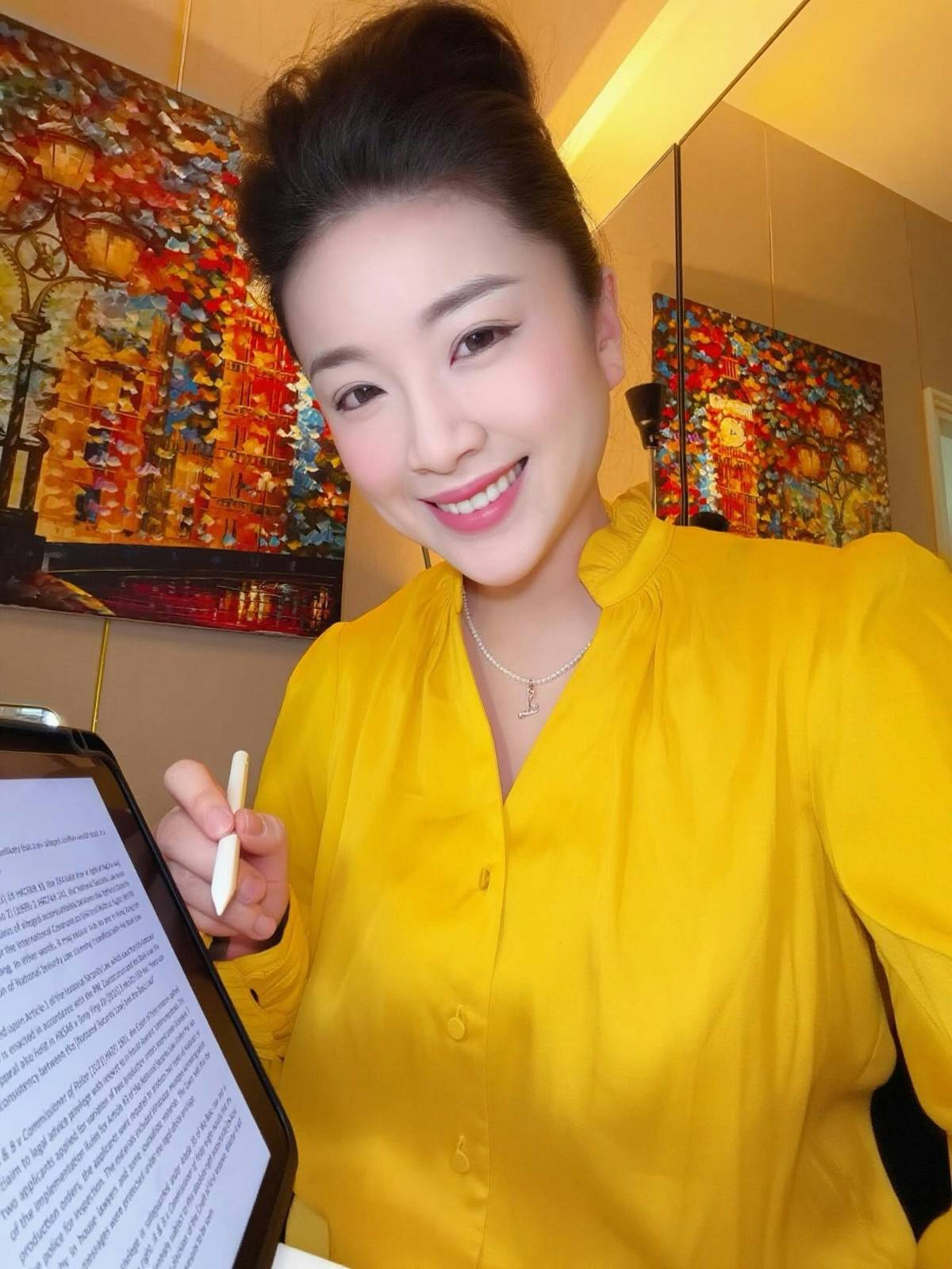 TVB前女星曾卷官非淡出娛樂圈，用7年重讀法律，父親是配音演員