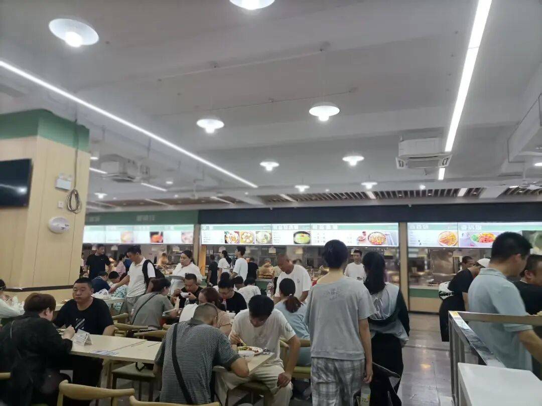 大學生一個月1500元生活費夠嗎？小葉親自來大學食堂吃飯，說說我的看法