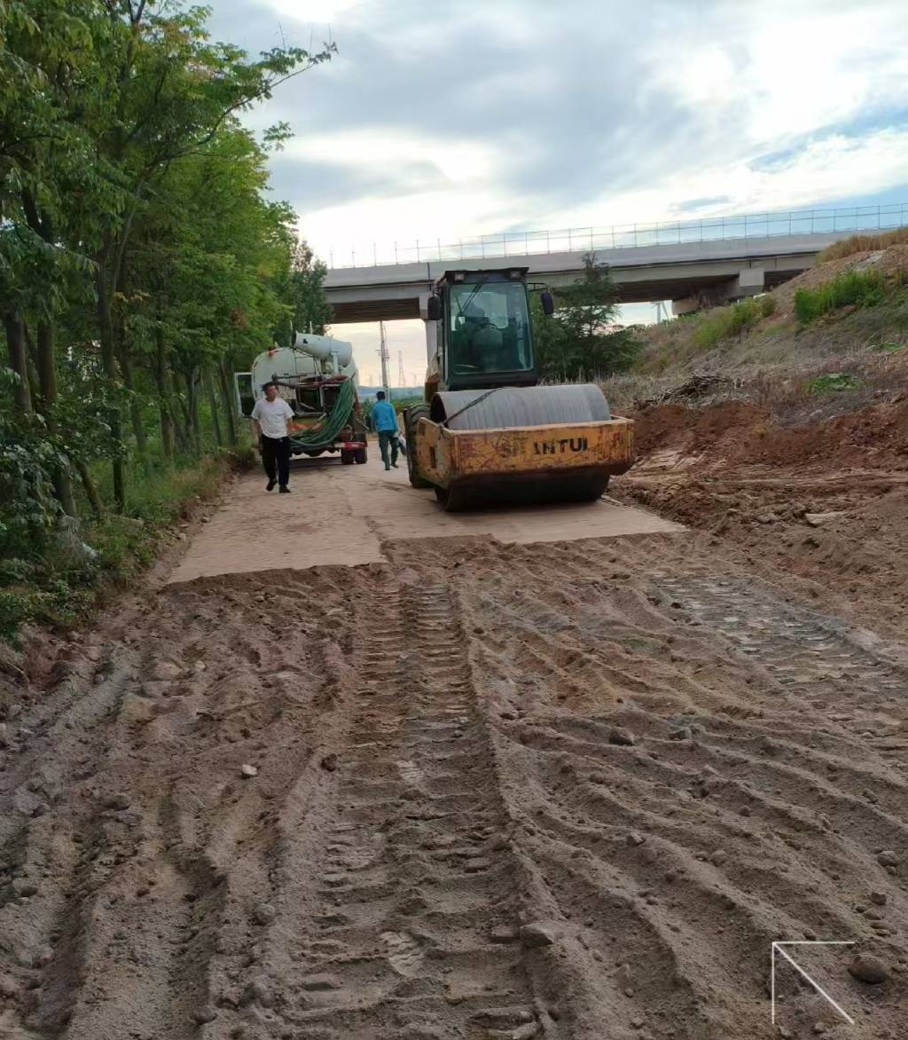 舊水泥板直接變路基，青島農村公路修出綠色新模樣