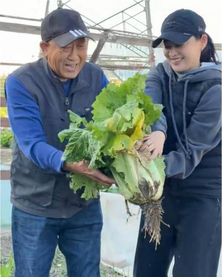 原創51歲梅婷現狀：帶兒子老公赴美旅遊，未見女兒，素顏晨跑無人識