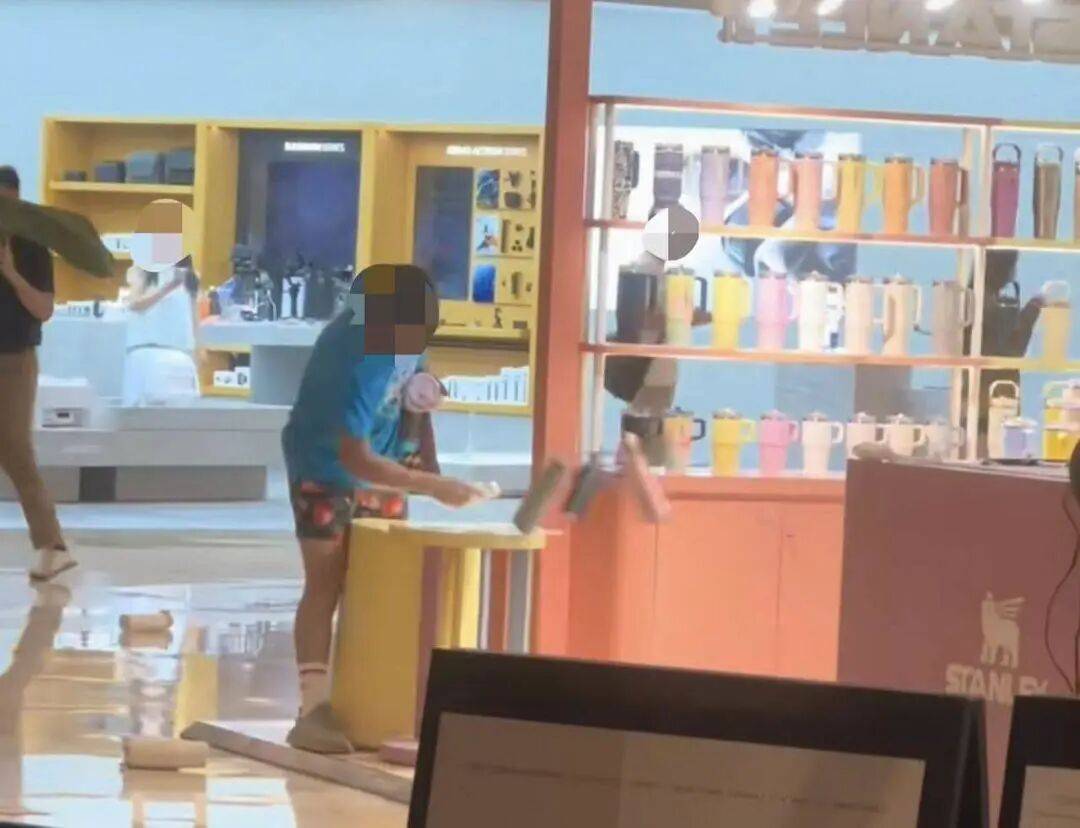 上海一商場顧客打翻多層貨架保溫杯，商場：因店員告知無法現場刻字而情緒失控，警方已介入