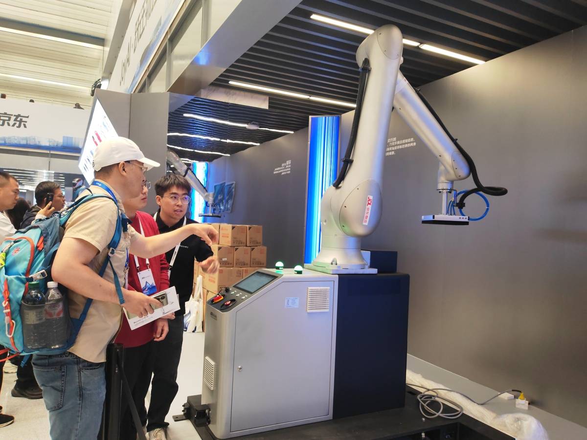 京東物流“狼族”機器人最新全陣容集中亮相