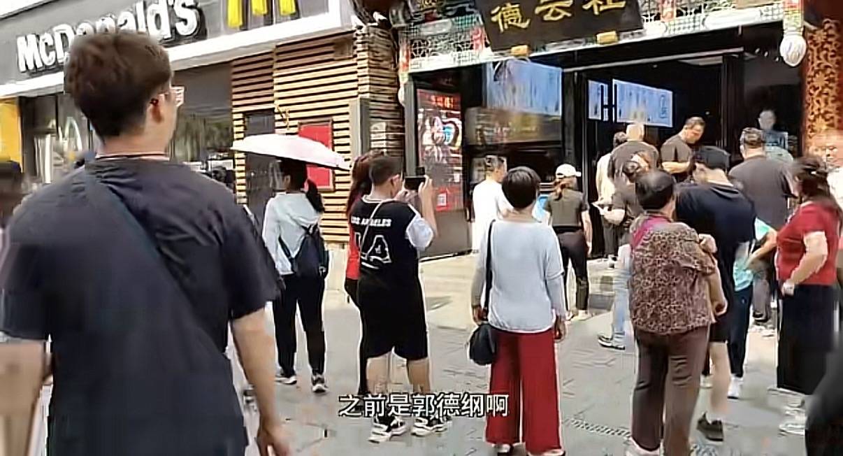 原創德雲社門前畫像換成了郭麒麟，室內裝修煥然一新，老郭要讓位了？