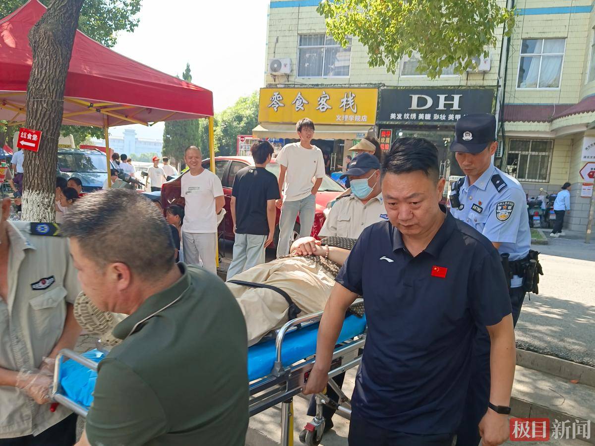 家長送孩子報到暈倒校門口，執勤民警和校醫快速救助送醫