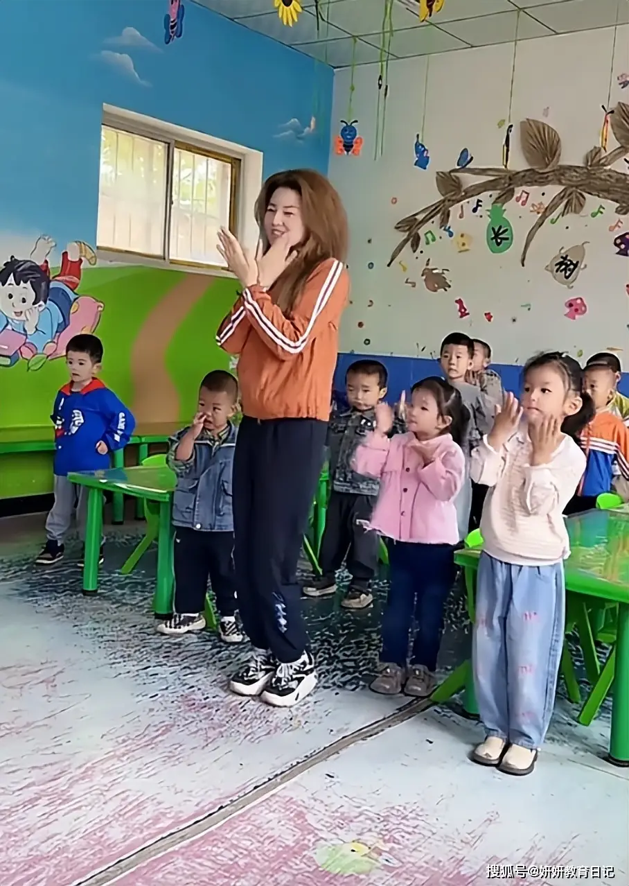 原創“你把孩子教毀了”，農村幼師舞蹈影片火了，網友：環境這樣很正常