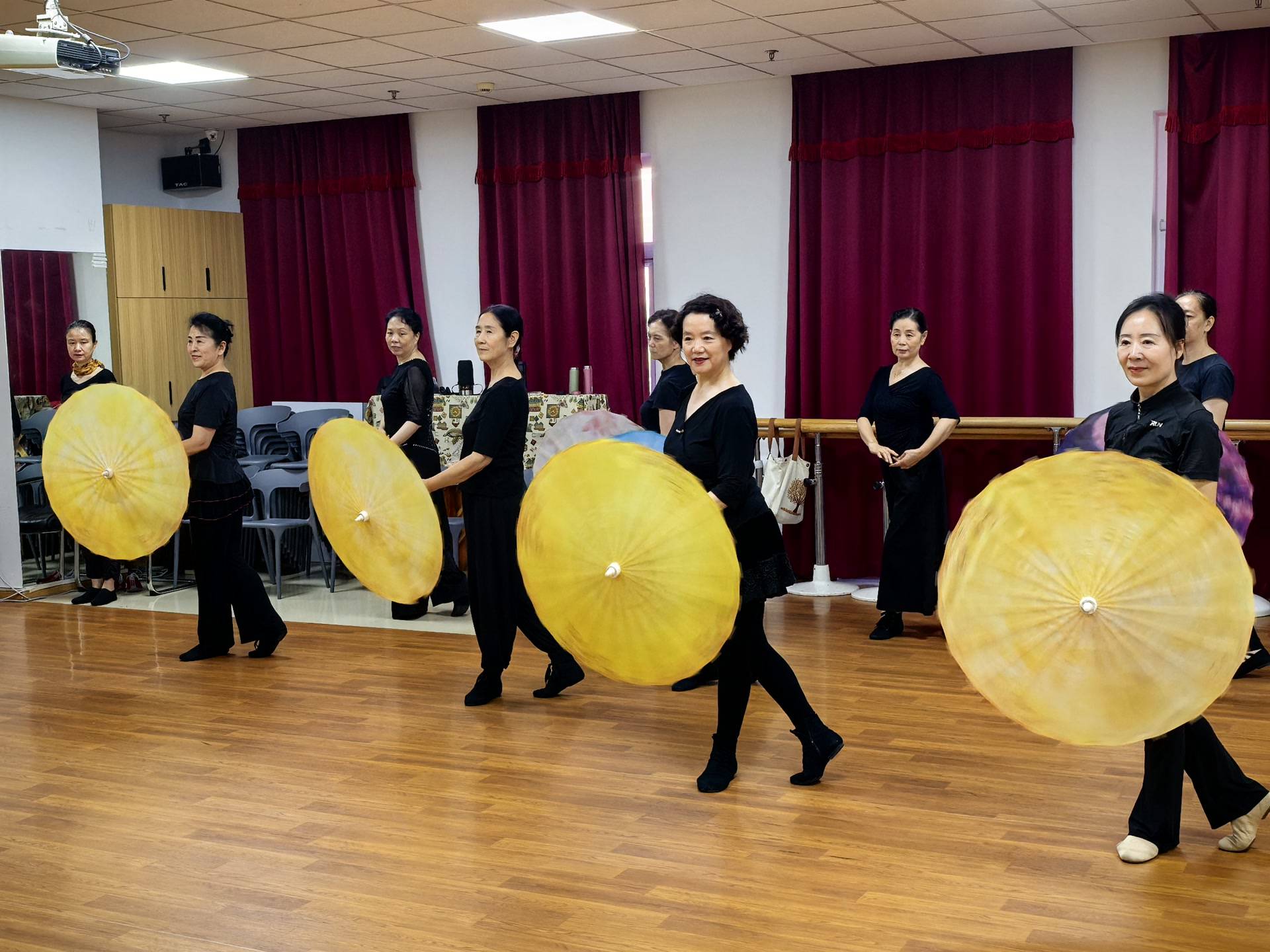 溫暖好鄰居｜從紡織勞模到社羣舞蹈團團長，她帶鄰居老姐妹舞出多彩晚年