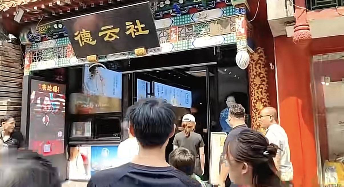 原創德雲社門前畫像換成了郭麒麟，室內裝修煥然一新，老郭要讓位了？